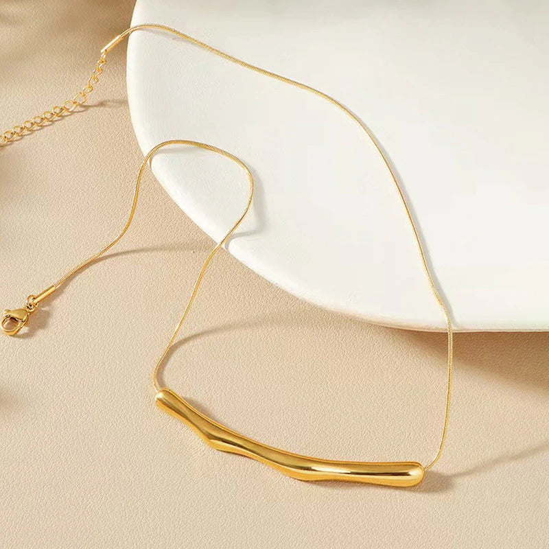 Chic Arc Pendant